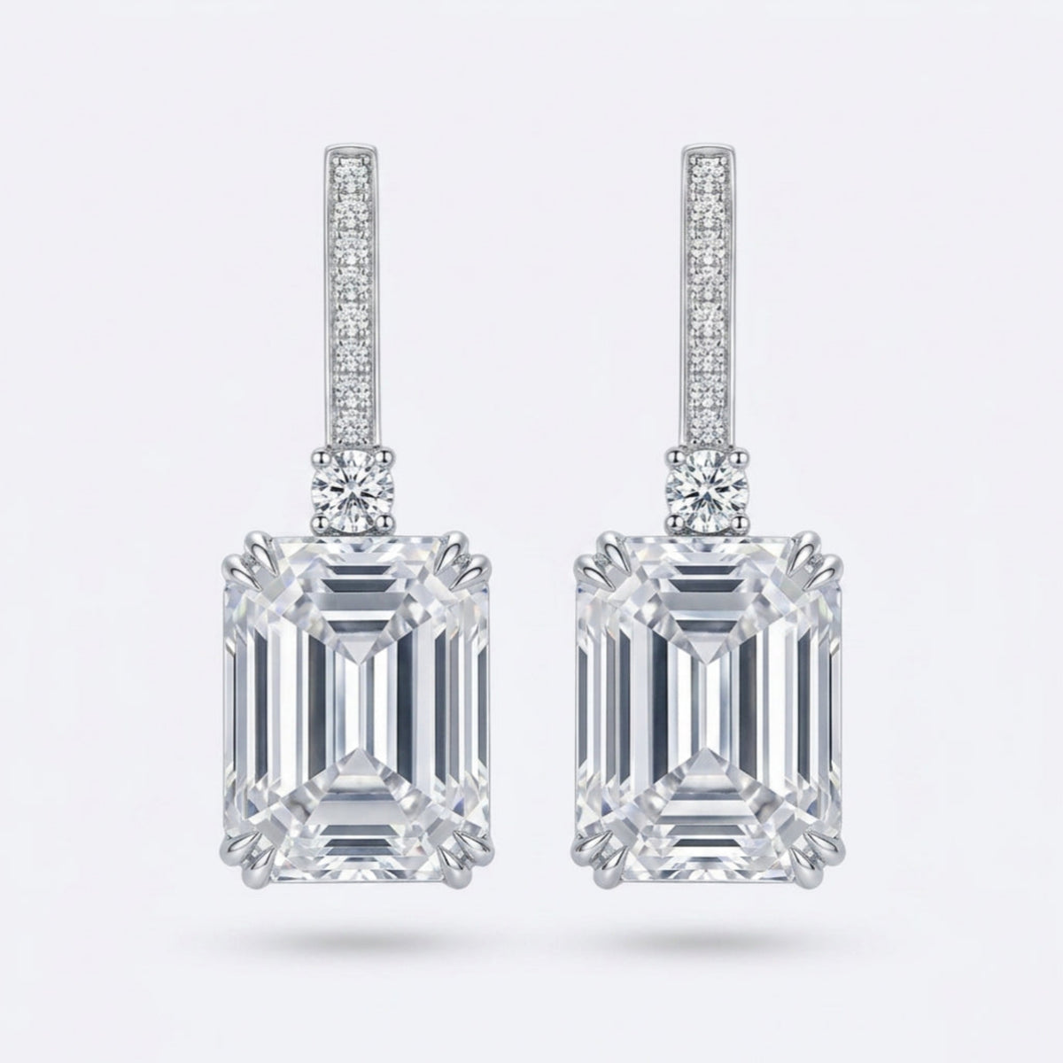Lange zilverkleurige oorbellen met rechthoekige stenen voor dames. Earrings by Tina