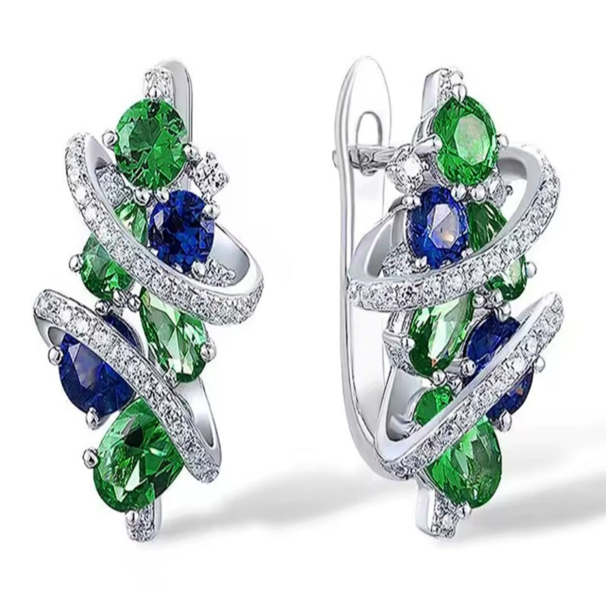 Zilverkleurige oorringen met groene en blauwe fonkelende steentjes. Earrings by Tina