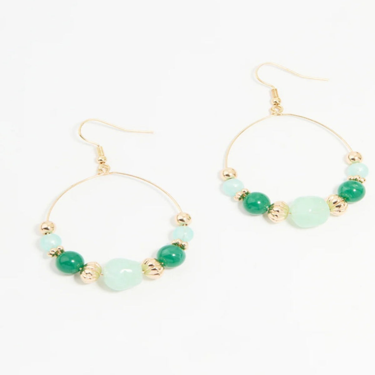 Goudkleurige ringoorbellen met groene  en gouden details- Earrings by Tina