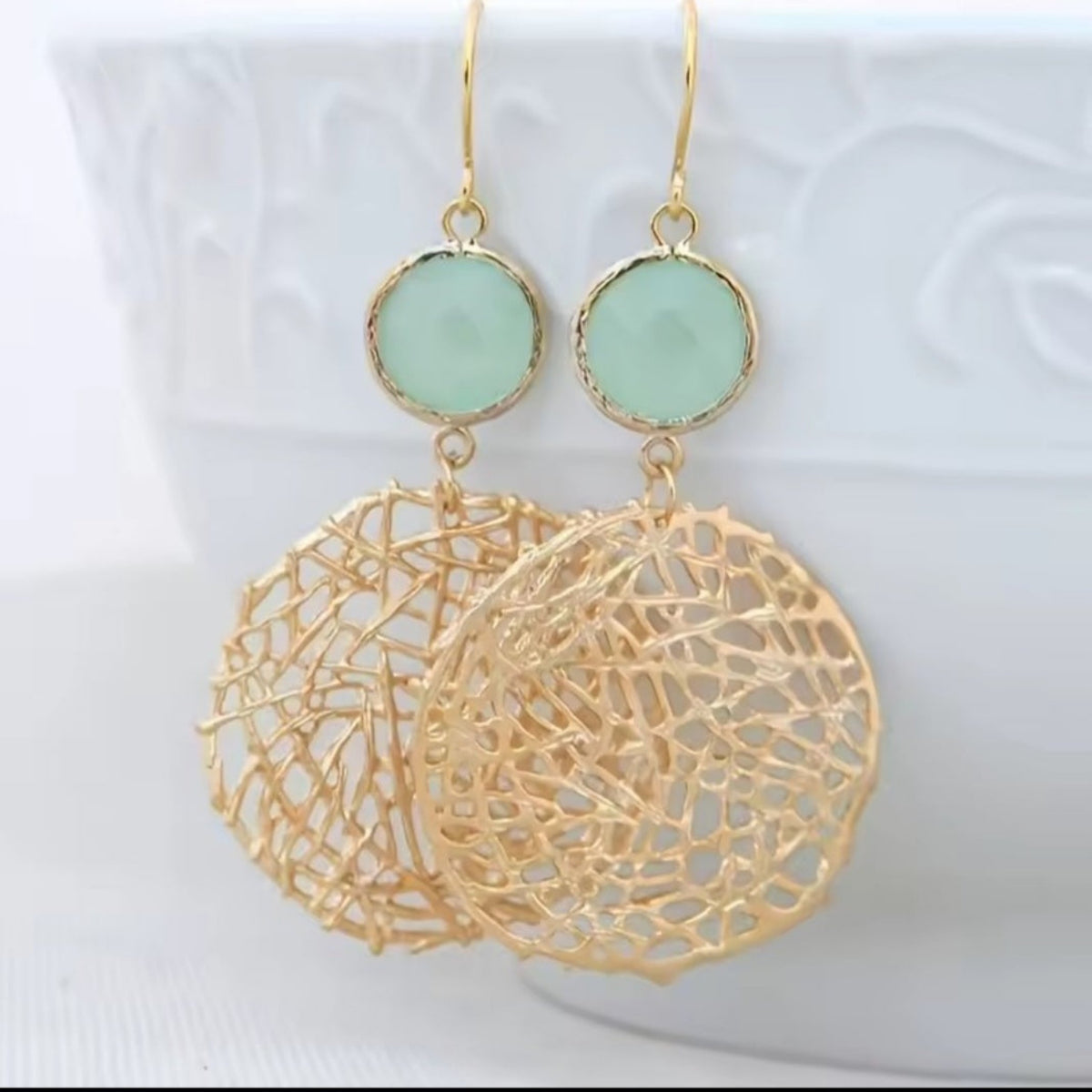 Grote gouden filigraan oorbellen met lichtgroene ronde knop.Earrings by Tina