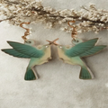 Hangende hummingbirds met groene vleugels. Earrings by Tina