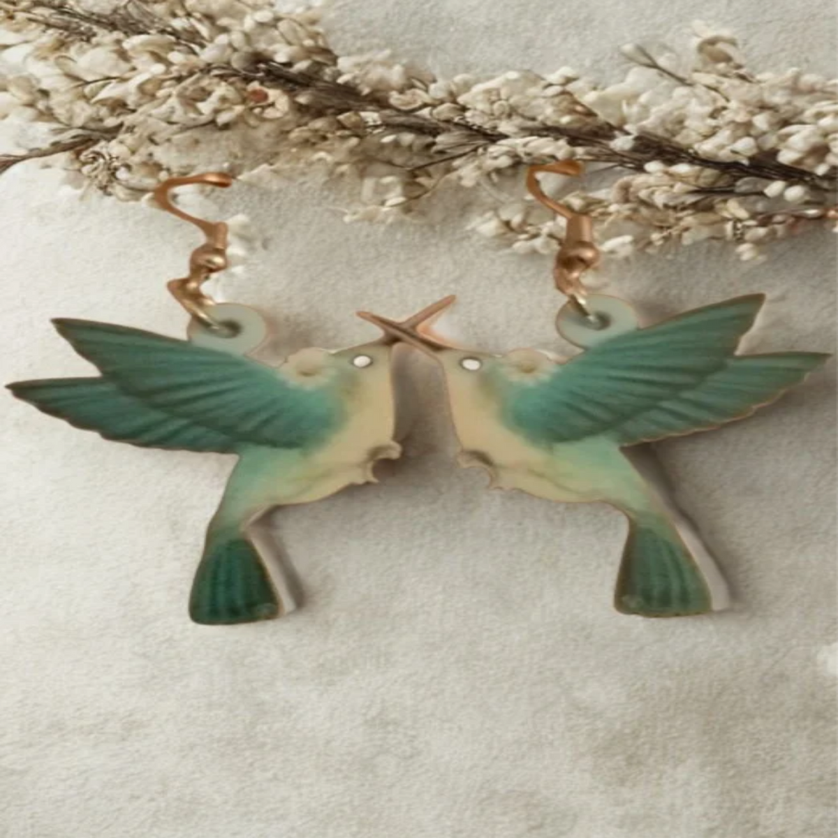 Hangende hummingbirds met groene vleugels. Earrings by Tina