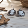 Ronde vintage camee-oorbellen met silhouet en sierlijke zilverkleurig rand