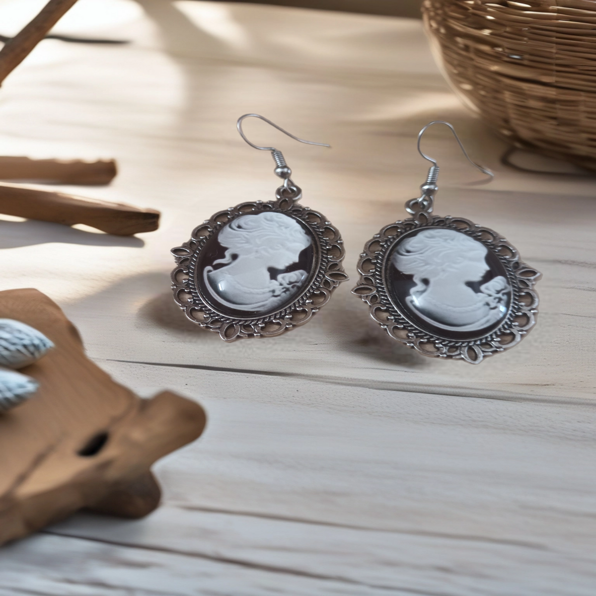 Ronde vintage camee-oorbellen met silhouet en sierlijke zilverkleurig rand