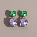 Geometrische oorbellen met groen en lichtpaarse gefacetteerde steentjes. Earrings by Tina