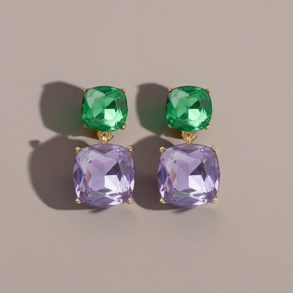 Geometrische oorbellen met groen en lichtpaarse gefacetteerde steentjes. Earrings by Tina