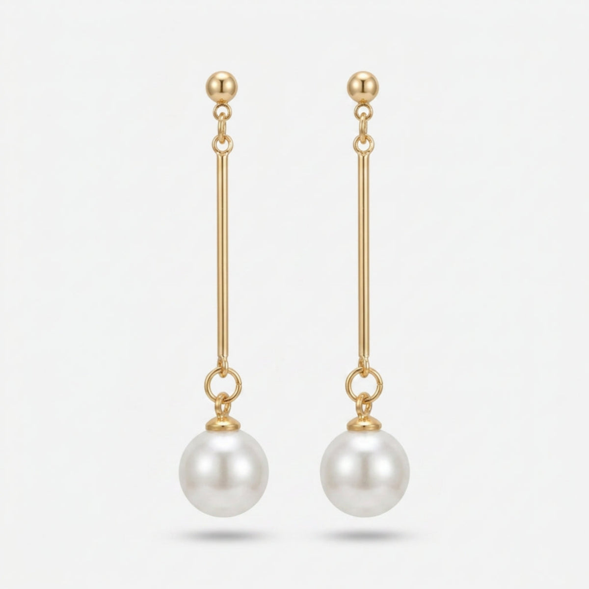 Elegante Lange Oorbellen met Parelhanger. Earrings by Tina
