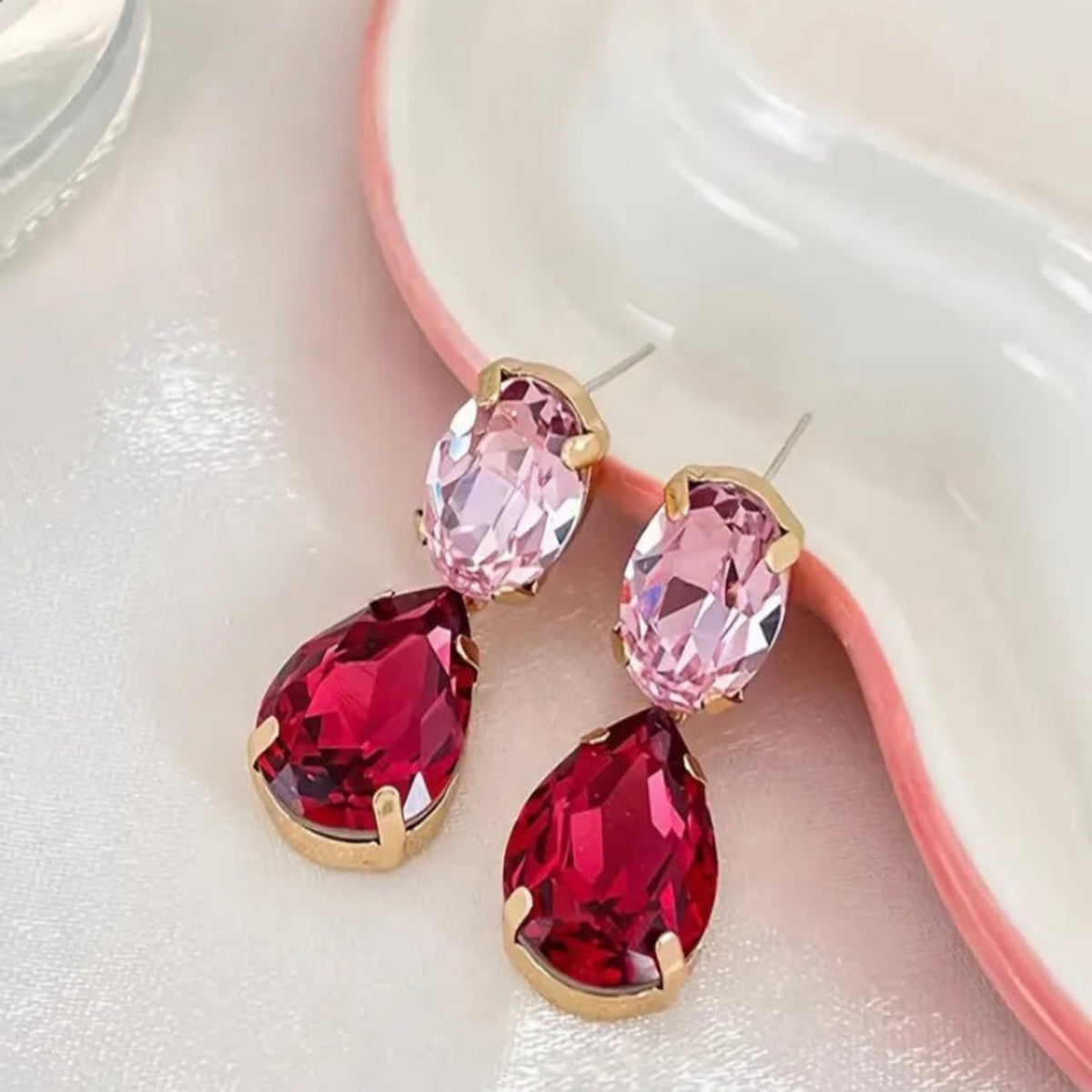 Roze Druppeloorbellen met lichtroze en donkerroze gefacetteerde steentjes.Earrings by Tina