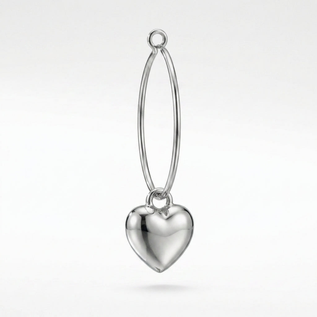 Zilverkleurige oorringen met hartjeshanger van Earrings by Tina