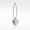 Zilverkleurige oorringen met hartjeshanger van Earrings by Tina