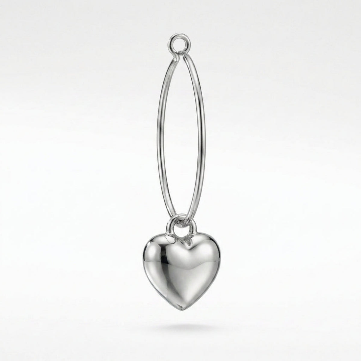 Zilverkleurige oorringen met hartjeshanger van Earrings by Tina