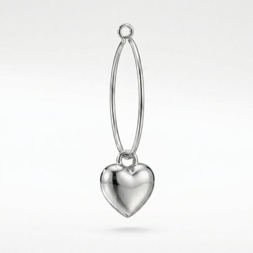 Zilverkleurige oorringen met hartjeshanger van Earrings by Tina