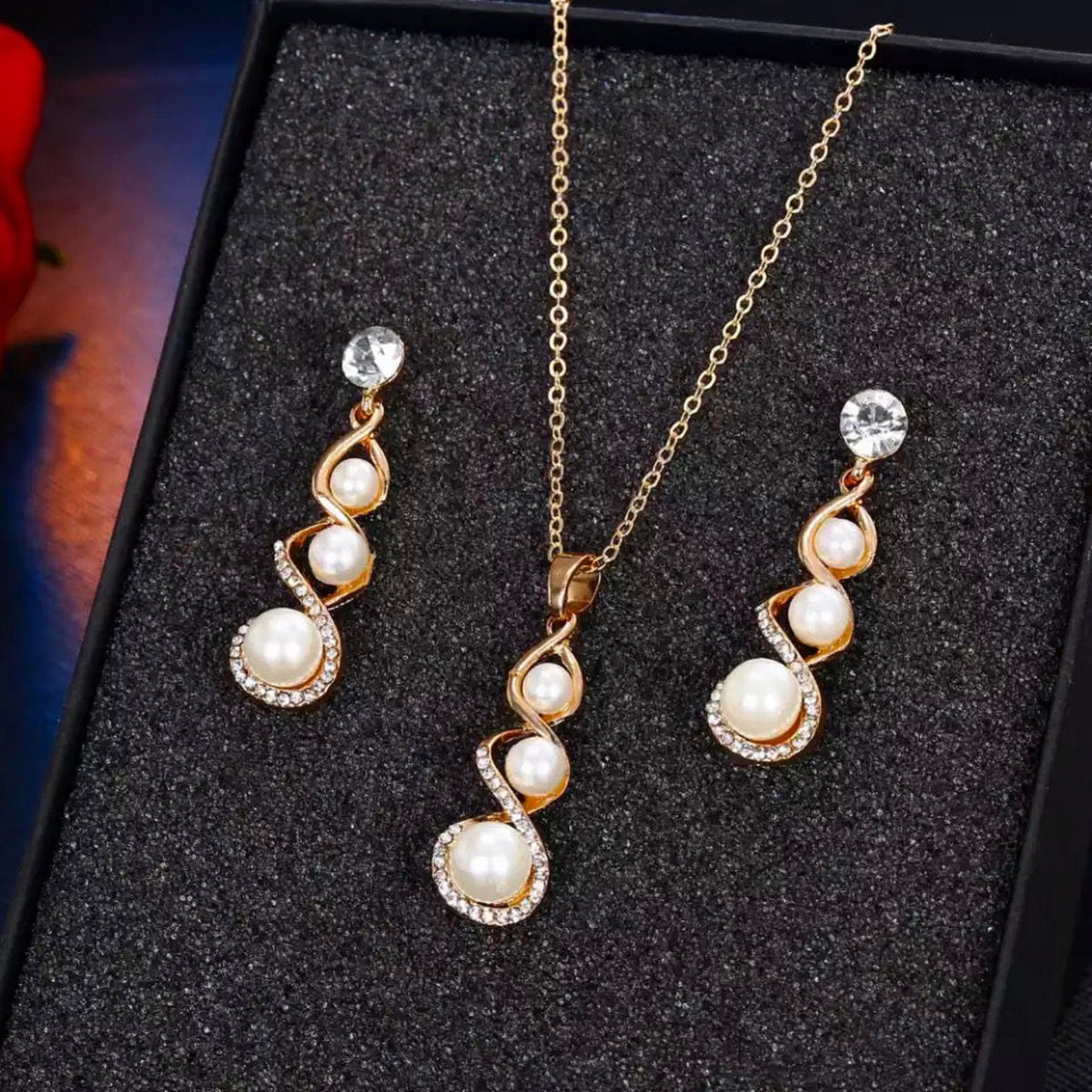 Lange Goudkleurige doortrekoorbellen met een rij parelachtige kralen. Earrings by Tina