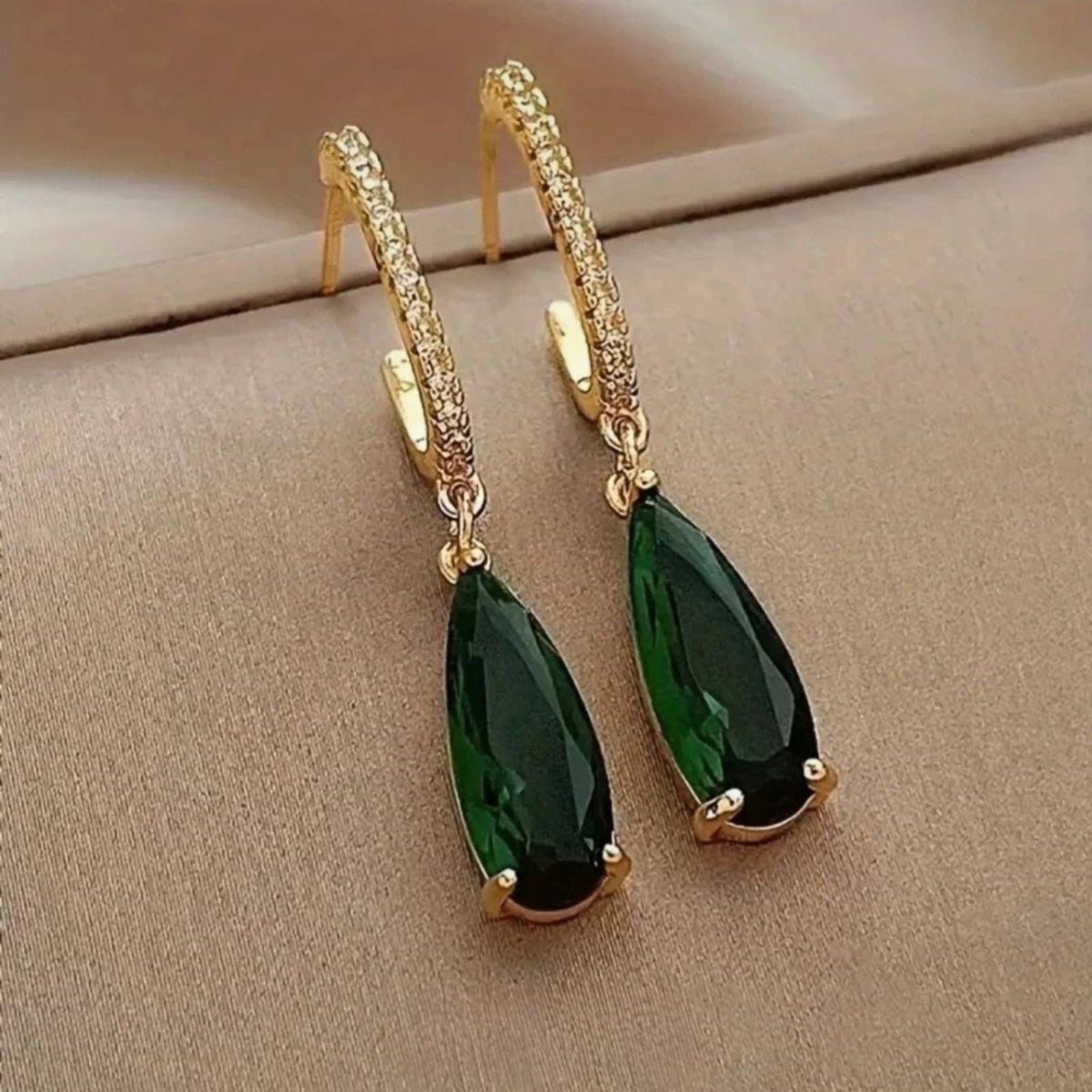 Lange donkergroene druppeloorbellen met fonkelende goudkleurige details. Earrings by Tina