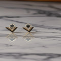 kleine goudkleurige V-oorstekers met vierkant fonkelende steentjes. Earrings by Tina