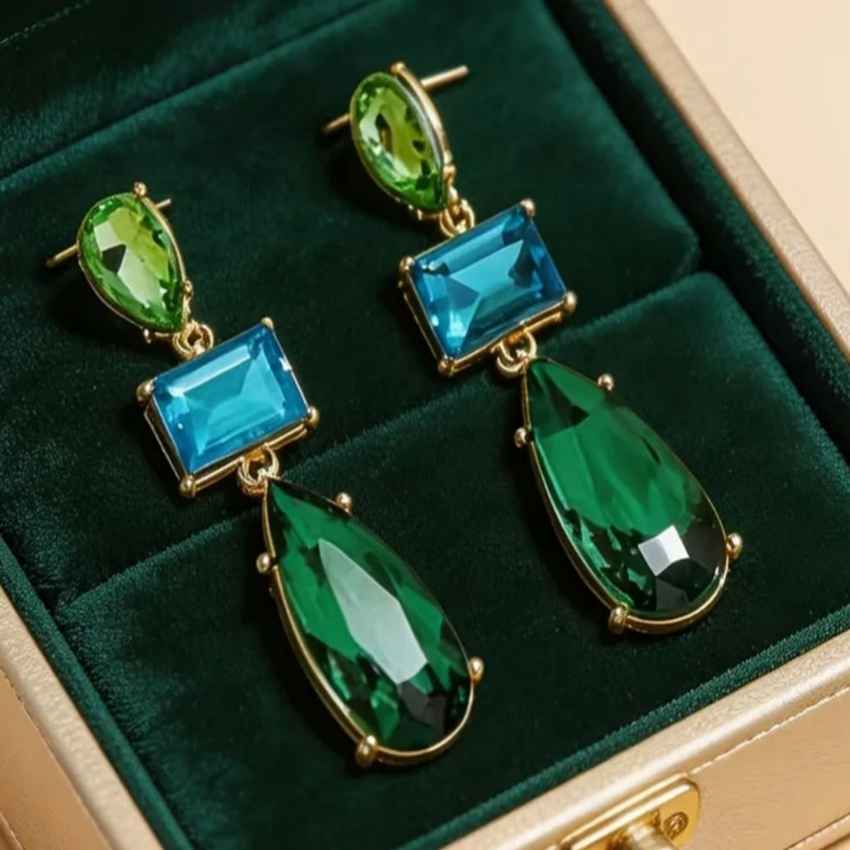 Groen-blauwe statementoorbellen met grote gefacetteerde steentjes. Earrings by Tina