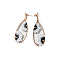 Druppelvormige Oorbellen met Zwart-witte Bloemenprint. Earrings by Tina