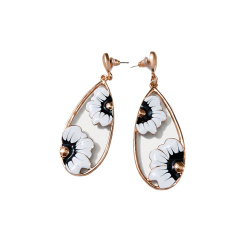 Druppelvormige Oorbellen met Zwart-witte Bloemenprint. Earrings by Tina