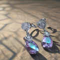 Zilverkleurige druppeloorbellen met grote transparante ene fonkelende steentjes. Earrings by Tina