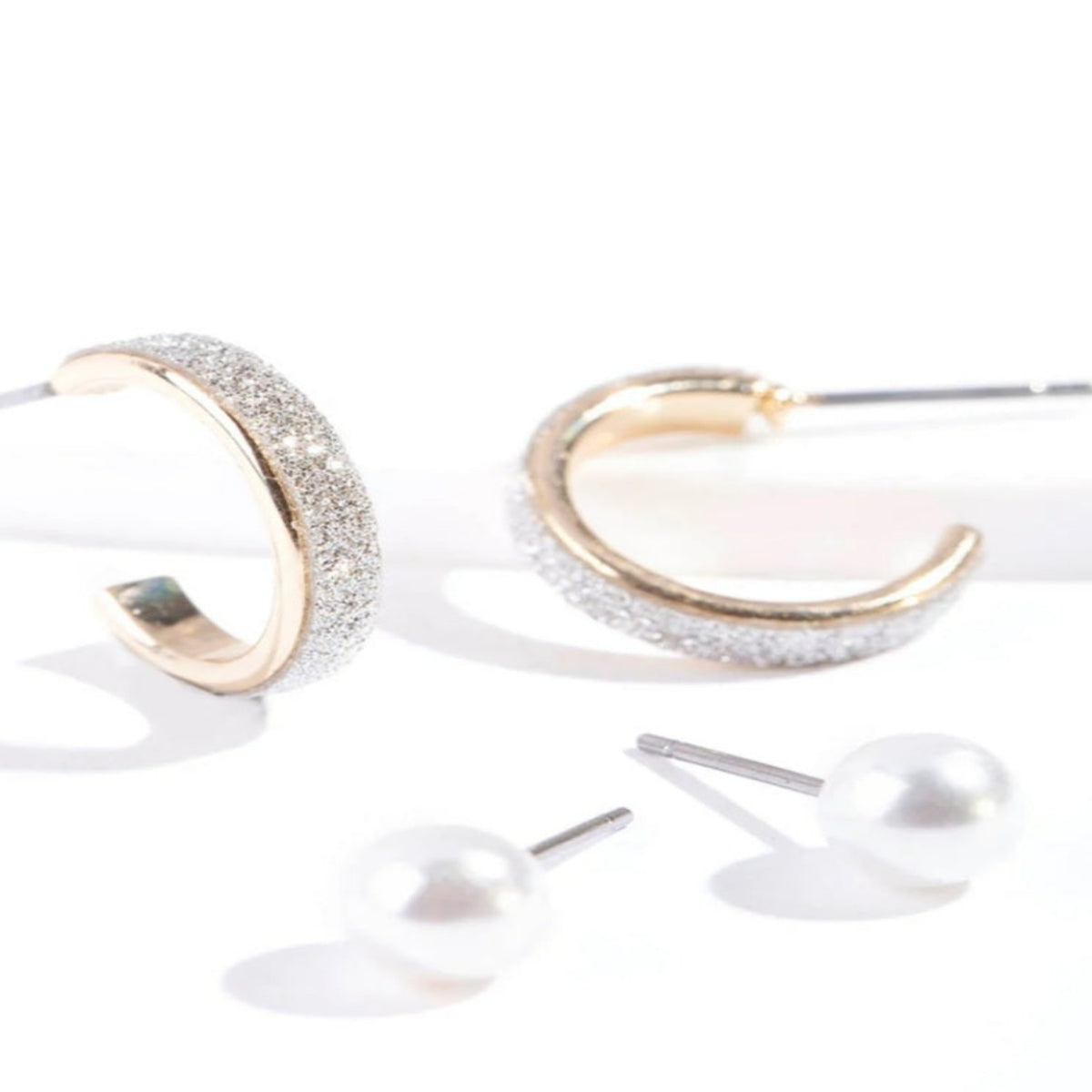 Goud- Zilverkleurige Open en parel met Fonkelende Detail- 2 Paar. Earrings by Tina