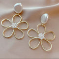 Grote witte open bloemoorbellen met parelachtige knop. Earrings by Tina