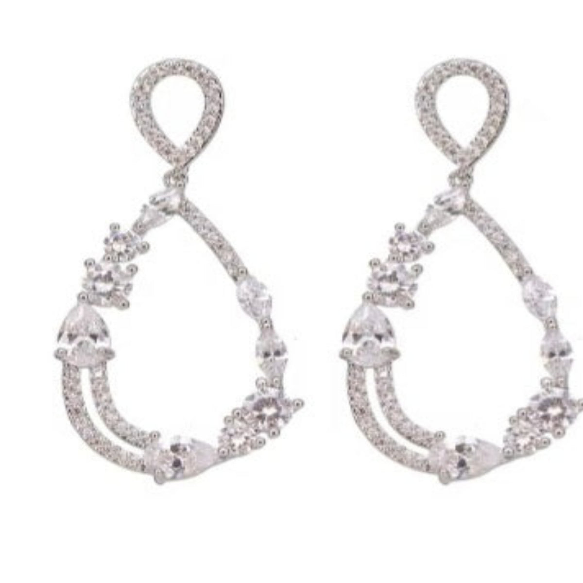 Zilverkleurige open druppeloorbellen van 4 cm met fonkelende detail. Earrings by Tina