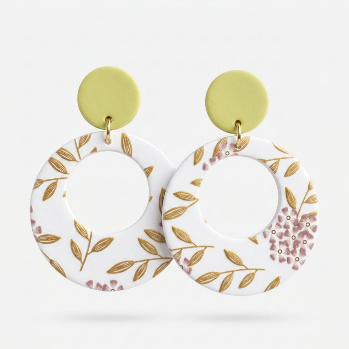 Ronde Oorbellen met Elegante bloemenprint. Earrings by Tina